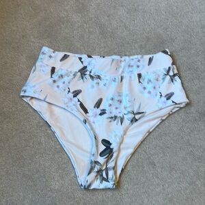 NWT Geode white floral on cream background bikini bottom